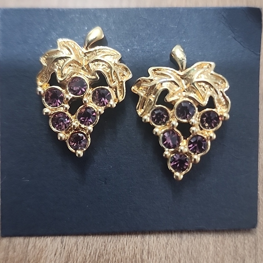 Avon Vintage Gold Tone Purple Rhinestone Grape Stud Earrings